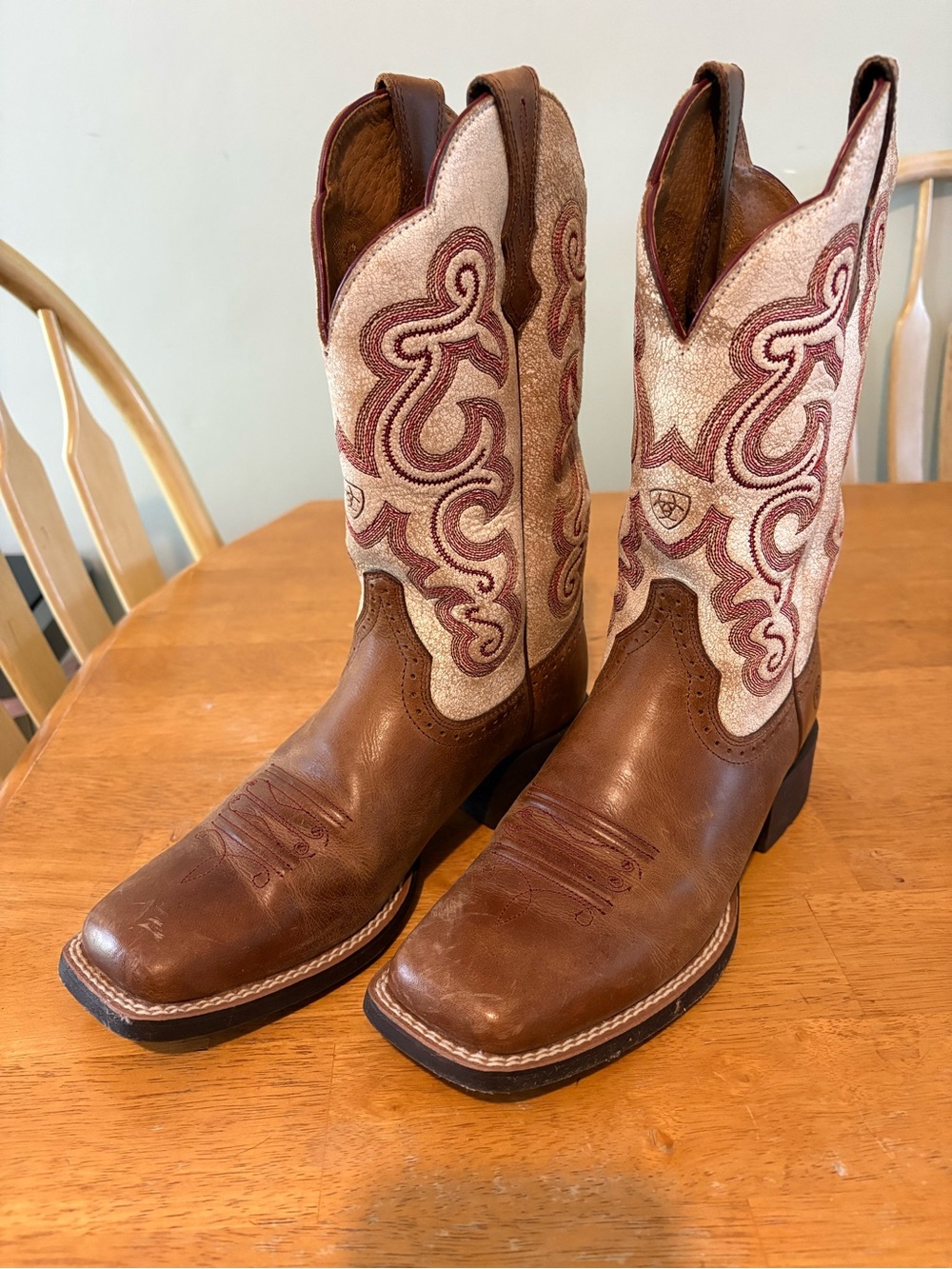 Ariat Women’s 7 1/2 Cowboy Boots with Cream & Burgundy Shaft